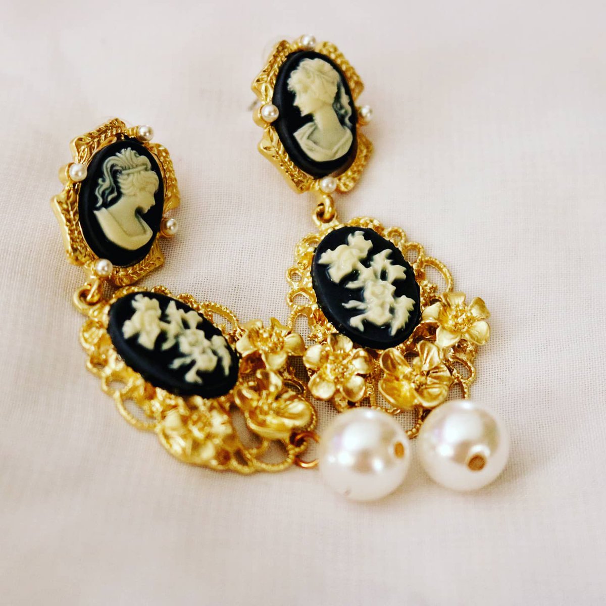 JewelryMughal's tweet photo. Adding to the #CameoCollection stud earrings with two cameo's embellished with a single pearl.
Price PKR 2,050/-
Payment options include Easypaisa, Jazz Cash PayPal and COD within Pakistan
#GlamorousQueen👄🔥 #VictorianVibes https://t.co/GQ2pn8pgPF