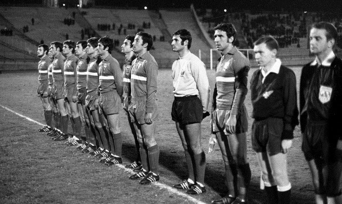 Le_Corner_'s tweet photo. Le 12 février 1969, les équipes de France et de Hongrie s’affrontent au stade de Gerland lors d’un match amical. Les Français ont joué avec le maillot de l’Olympique Lyonnais car les Hongrois sont venus avec des maillots blancs tout comme les Bleus. 🇫🇷 https://t.co/QTHccuYkNQ