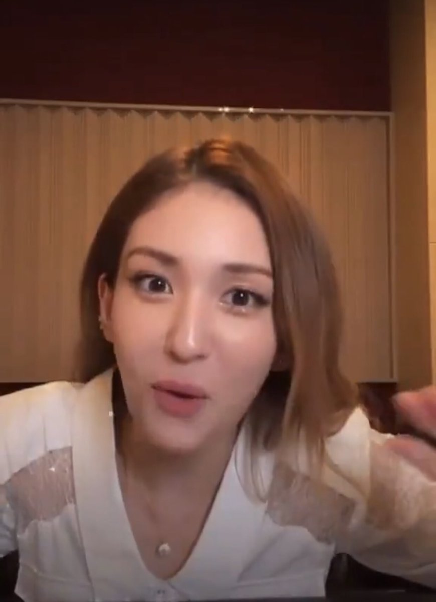 faypcx's tweet photo. แต่โซมีก็น่าหยิกอยุ่นะ5555555555 มาไลฟ์ครบรอบ 2 ปี แฟนคลับกำลังรอประกาศคัมแบค น้องบอก มีข่าวใหญ่มากบอก ชั้นก็นึกว่าเอาแร้วคัมแบคแน่ แต่สรุปมาบอกว่า น้องสาวฉันมีแฟนแล้วค่ะ แฟนเป็นลูกครึ่งเหมือนกันเลย เออ มันน่าตีมั้ย55555555 https://t.co/xfx5abBq9g