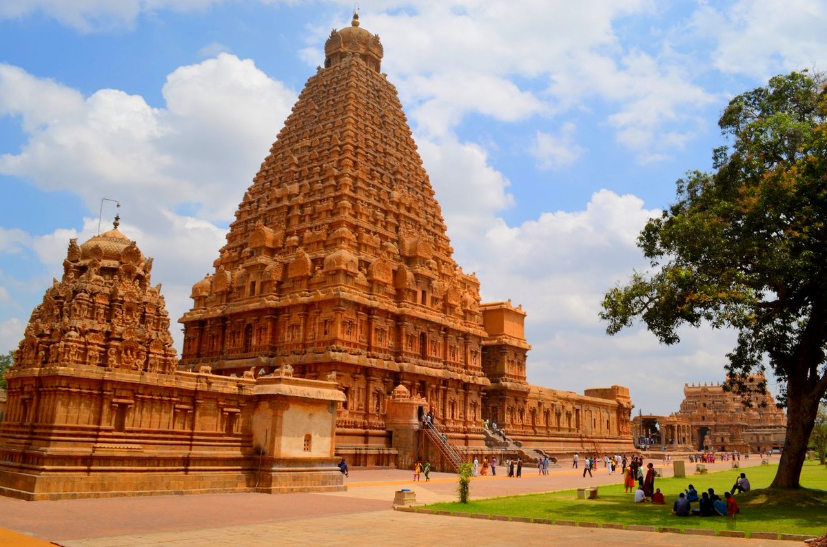 Ajaysharda59's tweet photo. @HiteshAwasthi89 @LostTemple7 @UdayMahurkar @mariawirth1 @Voice_For_India @punarutthana @ramapriya1989 @aapki_harsha @incredibleindia @sattology @Shawshanko @vedicgyaanindia Big Temple @ Thanjavur
 – Testimony of glorious Chola empire

A visit to the 1000-year old temple at Tanjavur leaves one stunned &amp; mesmerized due to its sheer architectural complexity &amp; brilliance. It does leave many unanswered questions though...

https://t.co/LYdOxpfBgQ https://t.co/AGXPY0FeQs