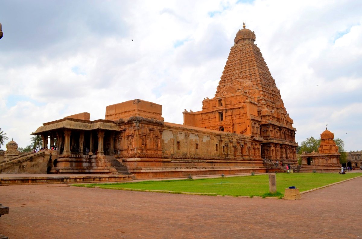 Ajaysharda59's tweet photo. @HiteshAwasthi89 @LostTemple7 @UdayMahurkar @mariawirth1 @Voice_For_India @punarutthana @ramapriya1989 @aapki_harsha @incredibleindia @sattology @Shawshanko @vedicgyaanindia Big Temple @ Thanjavur
 – Testimony of glorious Chola empire

A visit to the 1000-year old temple at Tanjavur leaves one stunned &amp; mesmerized due to its sheer architectural complexity &amp; brilliance. It does leave many unanswered questions though...

https://t.co/LYdOxpfBgQ https://t.co/AGXPY0FeQs