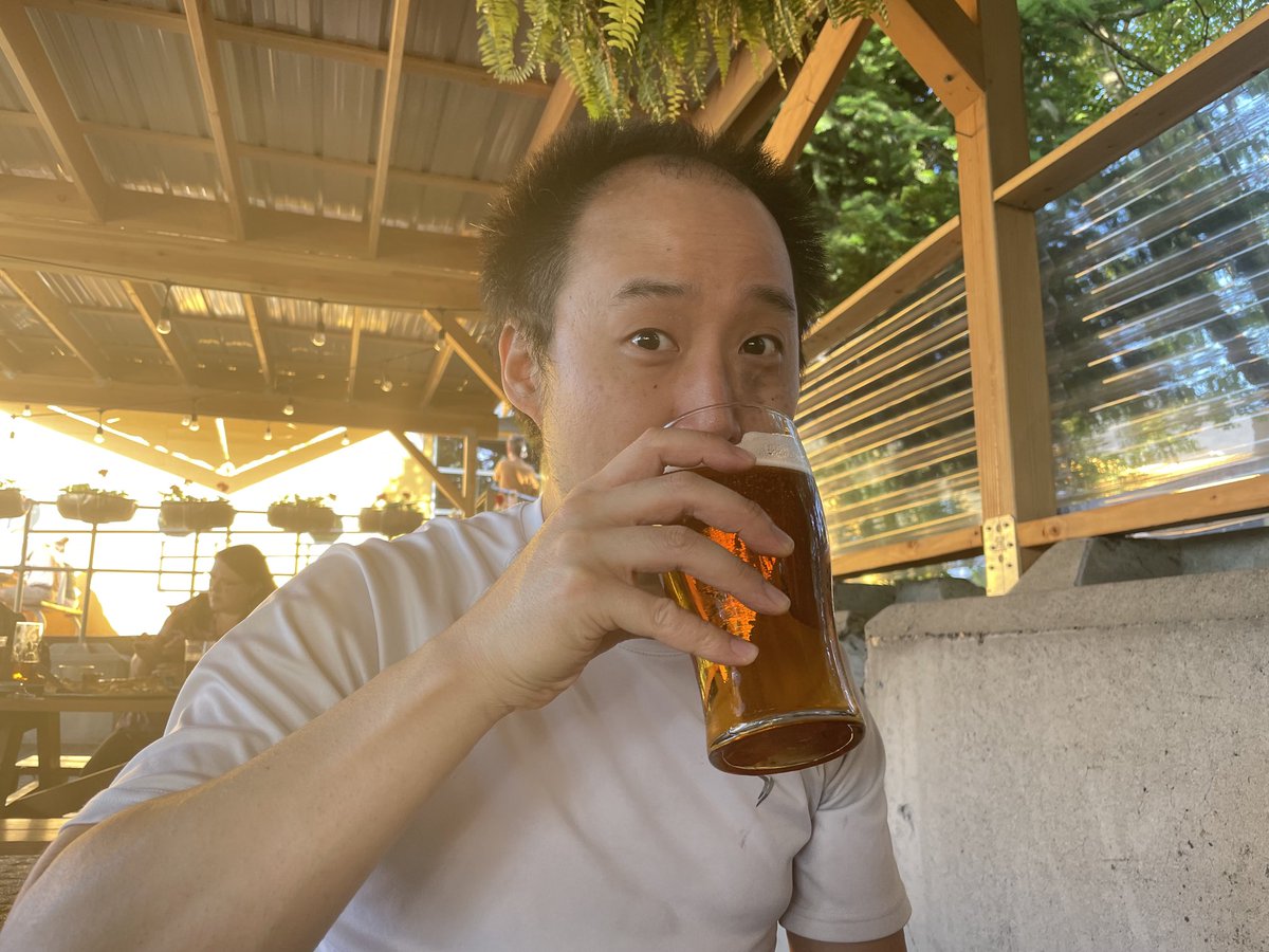 AmandaBeza's tweet photo. Cheers! #hopworks #husbandsoftwitter #handsome https://t.co/YWacsuZrF0