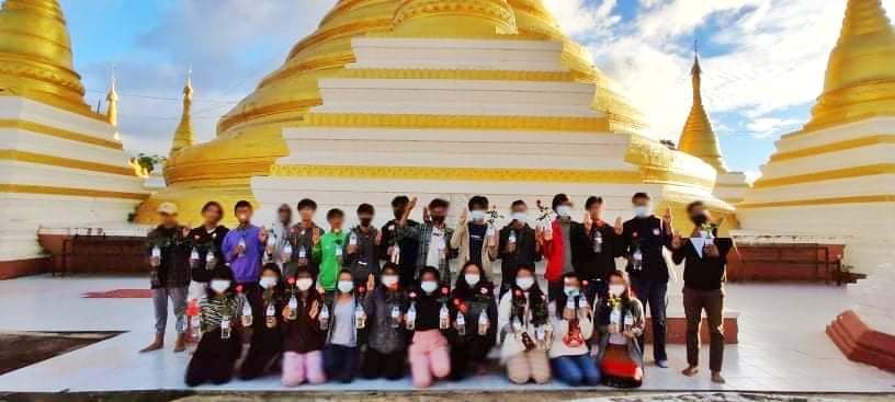 yhho33's tweet photo. Flower Strike'' for the 76th Birthday Of Our Leader,#DawAungSanSuuKyi was held bybLocals in Pintaya Tsp and they prayed for her good health and demanded for her immediate release.

FREEDOM FROM FEAR 

#WhatsHappeningInMyanmar #June19Coup #76FlowerStrike https://t.co/WLrUWMl4jM