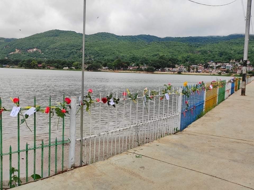 yhho33's tweet photo. Flower Strike'' for the 76th Birthday Of Our Leader,#DawAungSanSuuKyi was held bybLocals in Pintaya Tsp and they prayed for her good health and demanded for her immediate release.

FREEDOM FROM FEAR 

#WhatsHappeningInMyanmar #June19Coup #76FlowerStrike https://t.co/WLrUWMl4jM