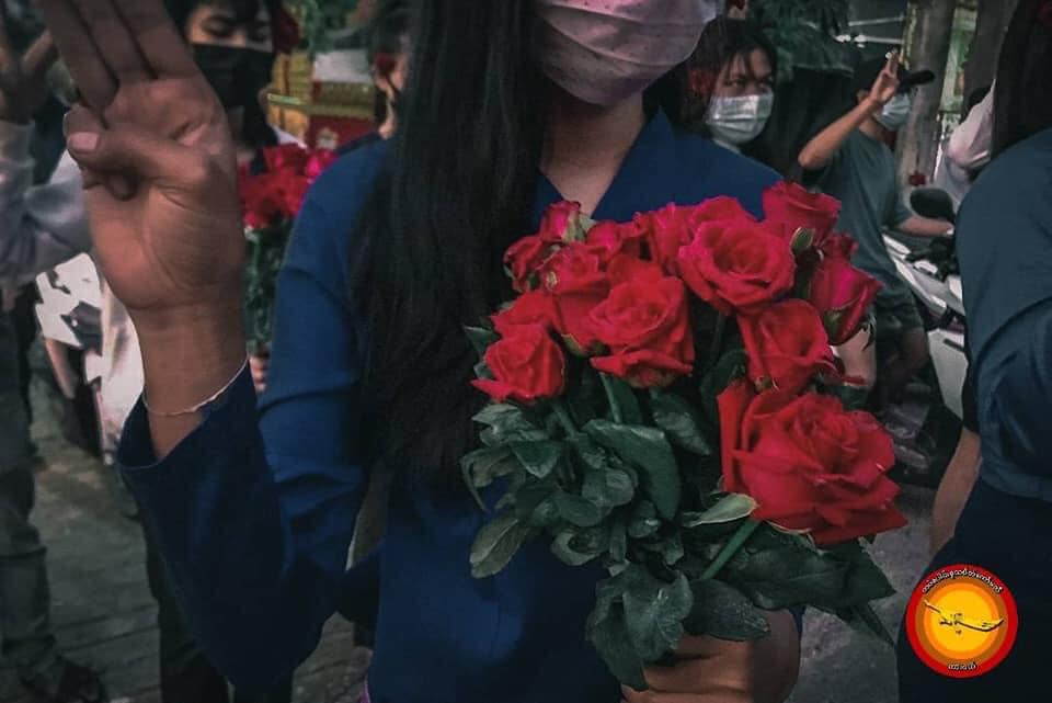 IrrawaddyNews's tweet photo. Young people from #Dawei, Tanintharyi Region marked the 76th birthday of Daw Aung San Suu Kyi on Saturday, urging people to give her the birthday present of “unity and the unconditional love for justice.” 

(Photo: DGSC) 
#WhatsHappeningInMyanmar https://t.co/UpOLqWtPza