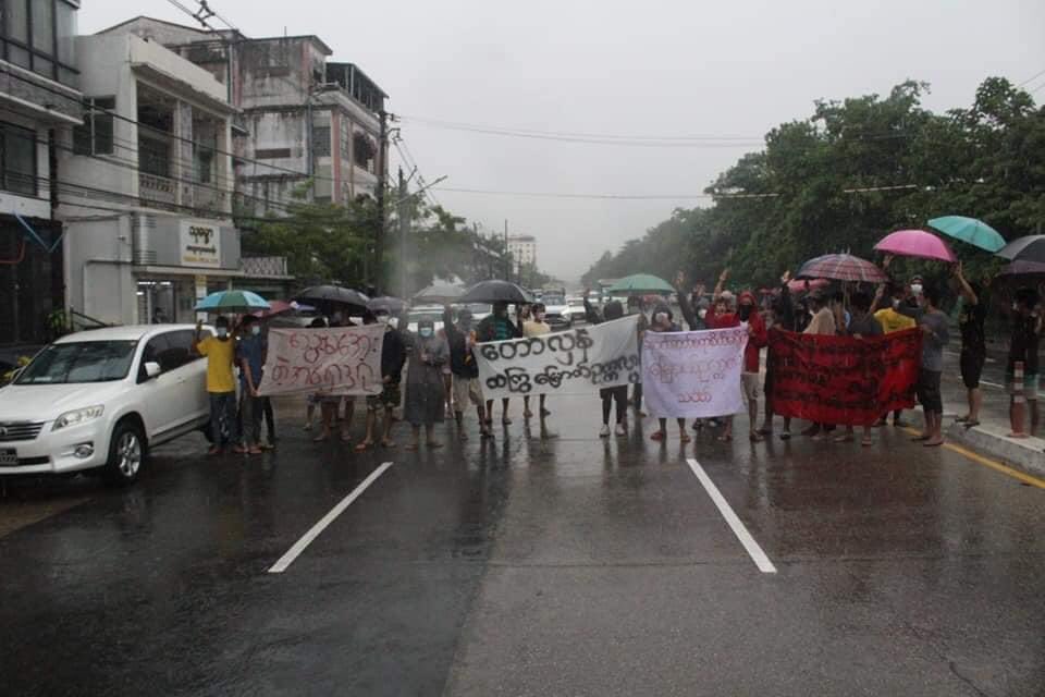 Helenahsu5's tweet photo. Residents of East Dagon and North Okkala Townships organized and participated in a mass protest under the heavy rain in Yangon on June 15th.
#WhatsHappeningInMyanmar
#June15Coup https://t.co/NFFIEPFdE0