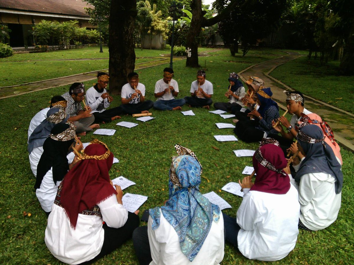 ksbnsulingbambu's tweet photo. Visi misi @ksbnsulingbambu MEMAINKAN dan MENGAJARKAN
Memainkan yakni mau belajar suling bambu dan angklung baik di latihan dasar maupun latihan lanjutan
#belajarsulingdijogja #belajarsuling ##sulingbambu https://t.co/WvogizUPId