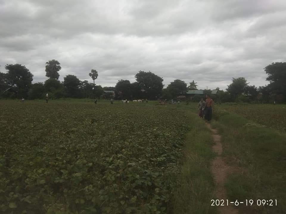 yhho33's tweet photo. On the morning of June 19, many people were fleeing as Junta terrorists raided some villages in #Tabayin Township, Sagaing Division.
#June19Coup
#WhatsHappeningInMyanmar
#MilkTeaAlliance https://t.co/qQs0jelzNU