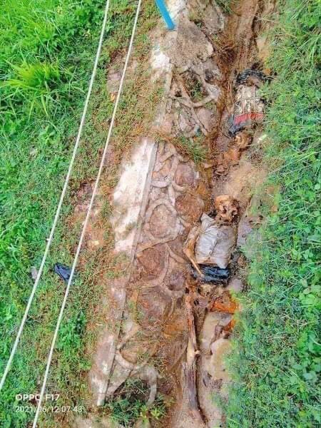 Helenahsu5's tweet photo. Several decomposing bodies of residents in Demoso were spotted across town and there are reports that whole town reeks of rotting corpses, according to locals who recently returned to their homes.
#WhatsHappeningInMyanmar
#June15Coup https://t.co/EMq9LUcSWh