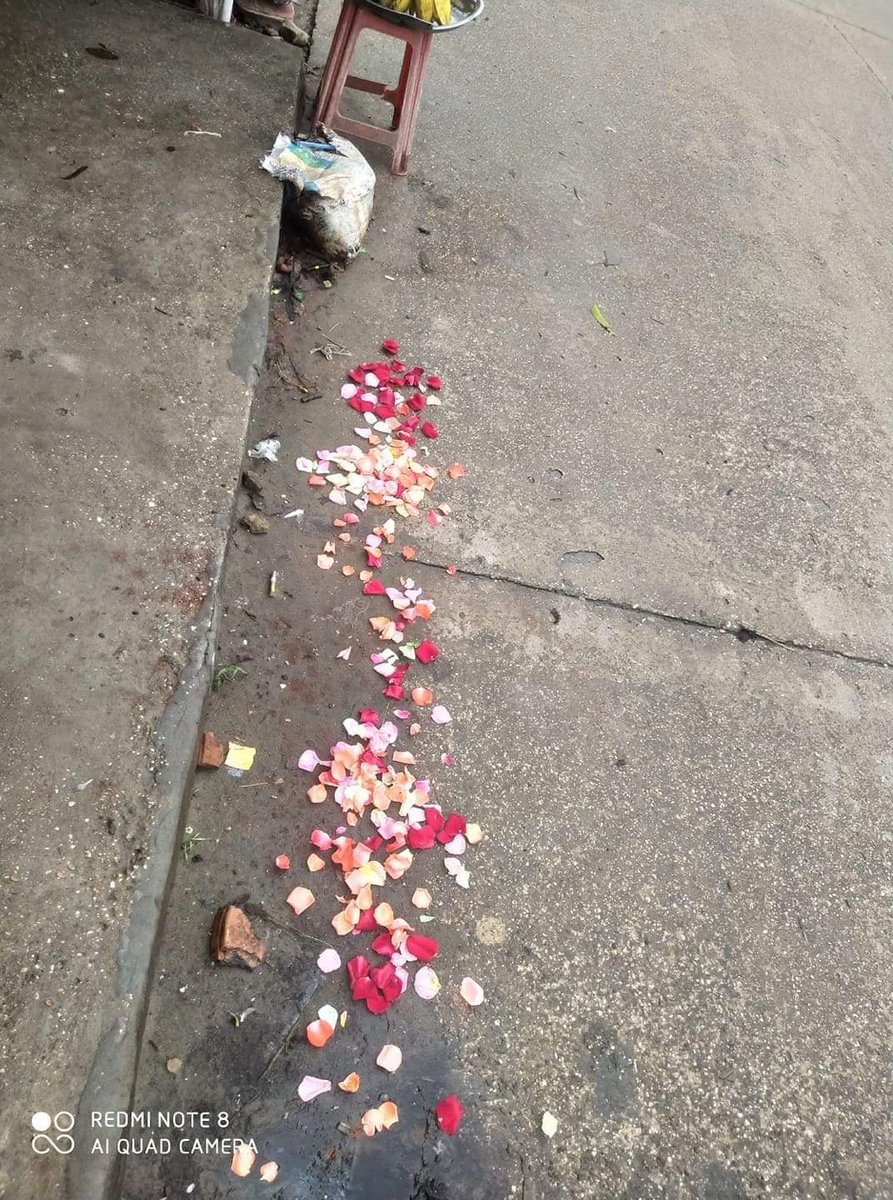 yhho33's tweet photo. Celebrate Daw Aung San Suu Kyi's birthday by laying flowers on North Okkalapa roads and bus stops. 
FREEDOM FROM FEAR

#76FlowerStrike
#June19Coup
#WhatsHappeningInMyanmar https://t.co/iuQpHBi73n