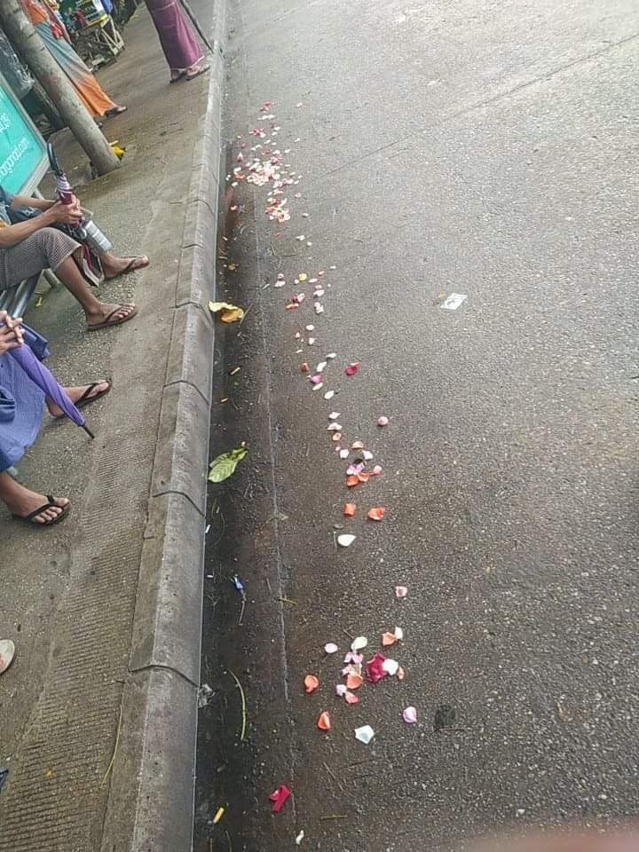 yhho33's tweet photo. Celebrate Daw Aung San Suu Kyi's birthday by laying flowers on North Okkalapa roads and bus stops. 
FREEDOM FROM FEAR

#76FlowerStrike
#June19Coup
#WhatsHappeningInMyanmar https://t.co/iuQpHBi73n