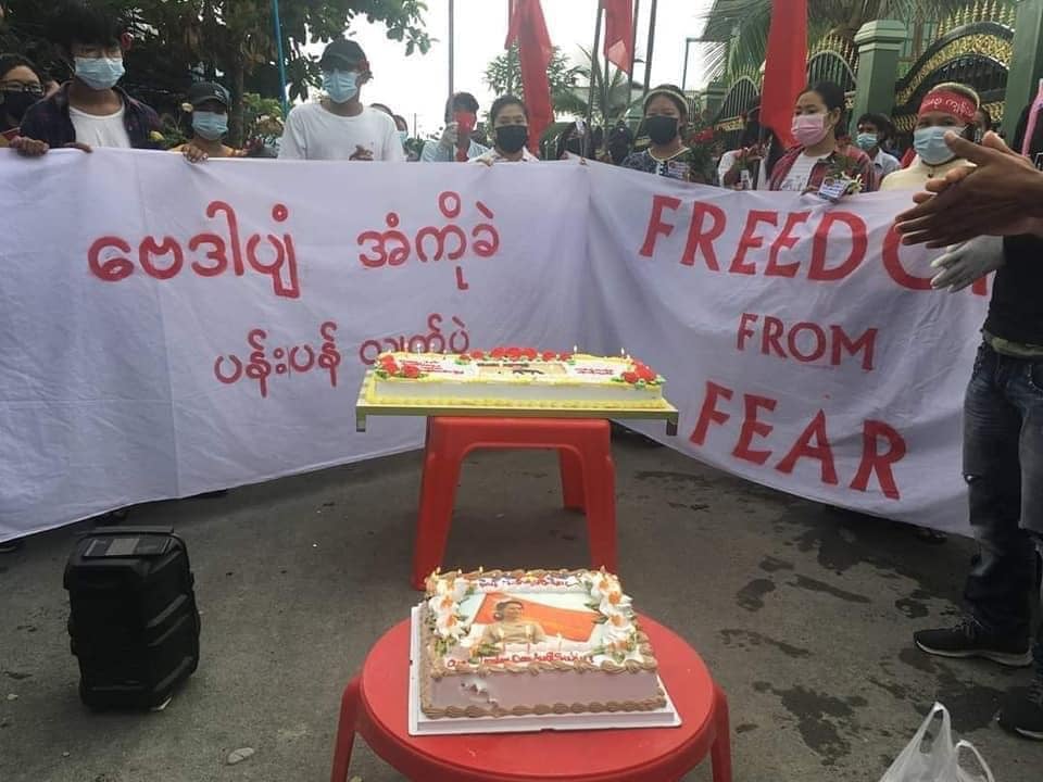 IrrawaddyNews's tweet photo. People in #Sagaing Region’s Kale staged a flower strike on Saturday to mark the 76th birthday of detained State Counselor Daw Aung San Suu Kyi. 

(Photo: CJ) 
#WhatsHappeningInMyanmar https://t.co/OAqBkzCuQH