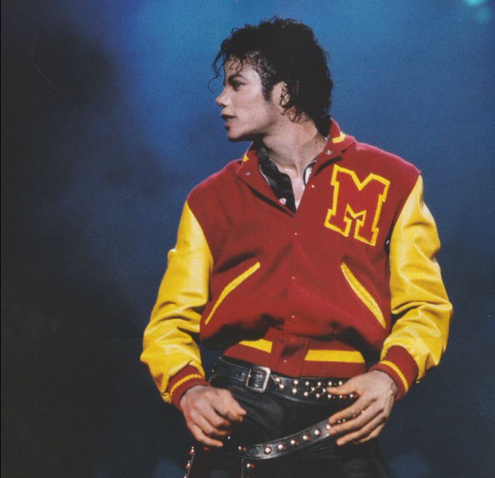 Beverly25481369's tweet photo. #MichaelJackson es el mejor artista de todos los tiempos es único amó su música sus canciones amo este concierto es único es histórico Michael Jackson es una leyenda Michael Jackson es este concierto estaba interpretando la canción más icónica de la historia #Thriller es única https://t.co/Xpfpania1D