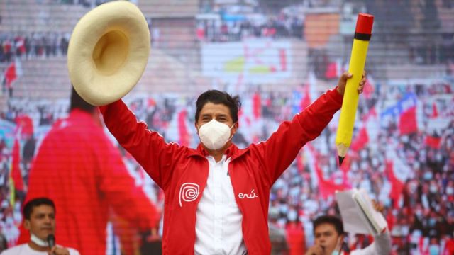 #Perú
ULTIMA HORA:
Keiko Fujimori y su partido Fuerza Popular presentaron 943 recursos a los organismos electorales por supuesta suplantación de miembros de mesa y firmas “falsificadas”.
Los JEE (Jurados Especiales Electorales) LOS RECHAZARON TODOS. 
¿Qué inventará Keiko ahora?