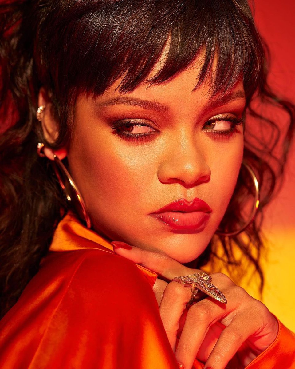Rihanna for @fentybeauty 🔥 #GLOSSBOMBHEAT 💋