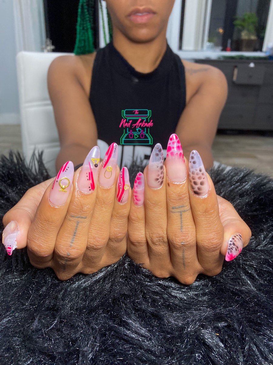 Spotted in the wild a 90s type of Vibe 👀✨💅🏽
#wildnails #abstractnails #redandblacknails #thenailarkade #brooklynnails #bronxnails #summernails #gelxnails #gelx #apresnails #medusagel #apresnoscratchtopcoat #handpaintedart #auntienails #90snails #retronails #booknow