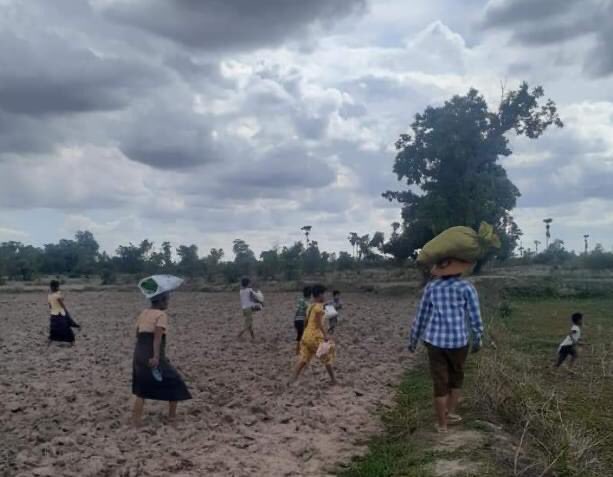 Helenahsu5's tweet photo. Military forces raided and attacked Bote Village in Di Pal Yin Township, Sagaing Region on June 14th. A man died after the soldiers open fired on the villagers and all of them had to flee away from their homes.
#WhatsHappeningInMyanmar
#June14Coup https://t.co/dZpLyUy467