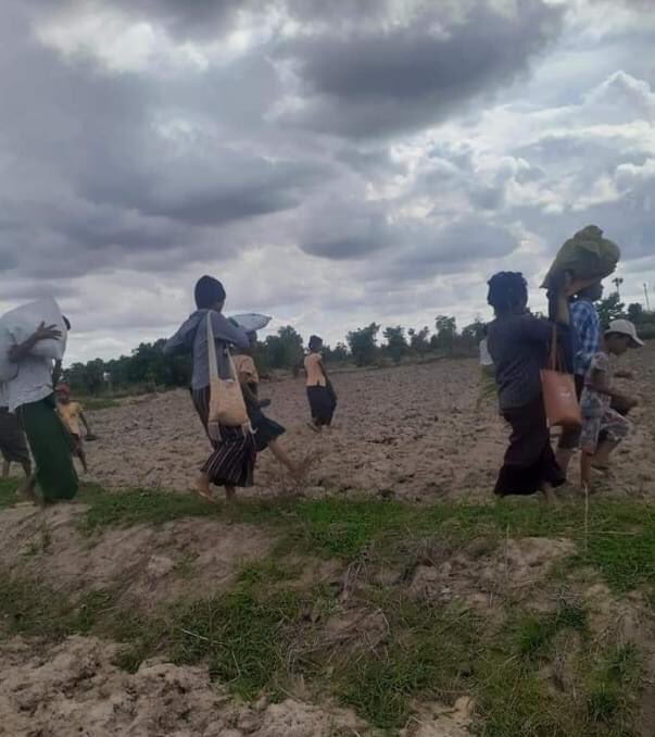 Helenahsu5's tweet photo. Military forces raided and attacked Bote Village in Di Pal Yin Township, Sagaing Region on June 14th. A man died after the soldiers open fired on the villagers and all of them had to flee away from their homes.
#WhatsHappeningInMyanmar
#June14Coup https://t.co/dZpLyUy467