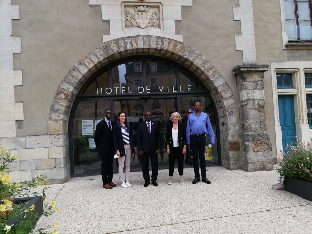 NIYOKINDIErnes1's tweet photo. J'ai été reçu ce 18/6/2021par Monsieur Stéphane Le FOLL, Maire du Mans, une des villes de la Région des Pays de la Loire.Nos  échanges ont porté sur la coopération dans l'agriculture et la Santé. https://t.co/H9PI0KnwBN