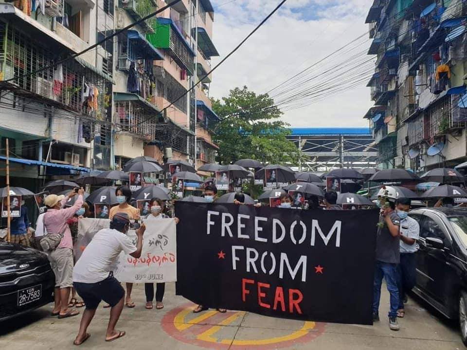 NangHaymar's tweet photo. Yangon City: On birthday of our elected leader, Daw Aung San Suu Kyi, youths of Yangon returned to streets holding “Freedom from Fear” Revolutionary sign and roses to stage a #76FlowerStrike movement. #WhatsHappeningInMyanmar #June19Coup https://t.co/vhqgOeG6Yd