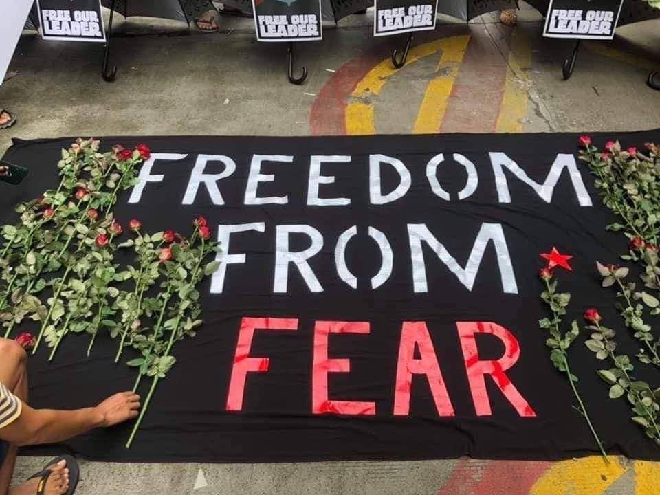 NangHaymar's tweet photo. Yangon City: On birthday of our elected leader, Daw Aung San Suu Kyi, youths of Yangon returned to streets holding “Freedom from Fear” Revolutionary sign and roses to stage a #76FlowerStrike movement. #WhatsHappeningInMyanmar #June19Coup https://t.co/vhqgOeG6Yd