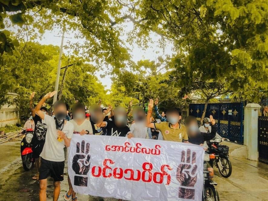 Helenahsu5's tweet photo. People in Aung Pin Lal Township organized and participated in a mass protest in Mandalay under the heavy rain on June 18th.
#WhatsHappeningInMyanmar
#June18Coup https://t.co/f2hG2Pnaz0