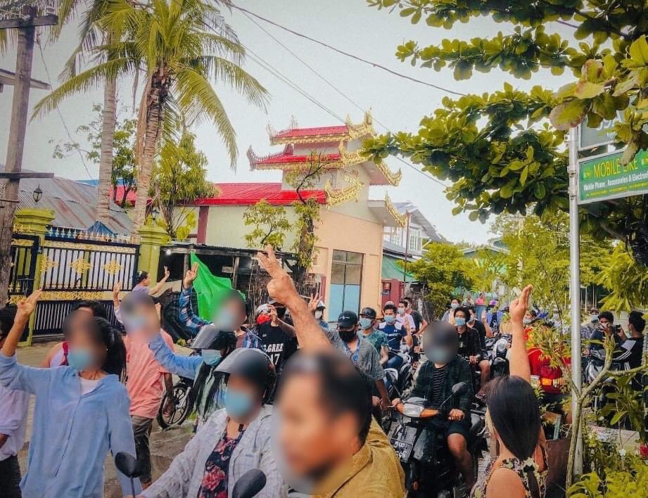 Helenahsu5's tweet photo. People in Aung Pin Lal Township organized and participated in a mass protest in Mandalay under the heavy rain on June 18th.
#WhatsHappeningInMyanmar
#June18Coup https://t.co/f2hG2Pnaz0