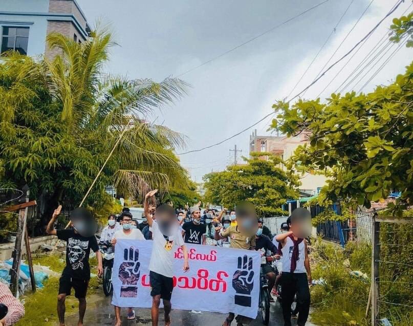 Helenahsu5's tweet photo. People in Aung Pin Lal Township organized and participated in a mass protest in Mandalay under the heavy rain on June 18th.
#WhatsHappeningInMyanmar
#June18Coup https://t.co/f2hG2Pnaz0