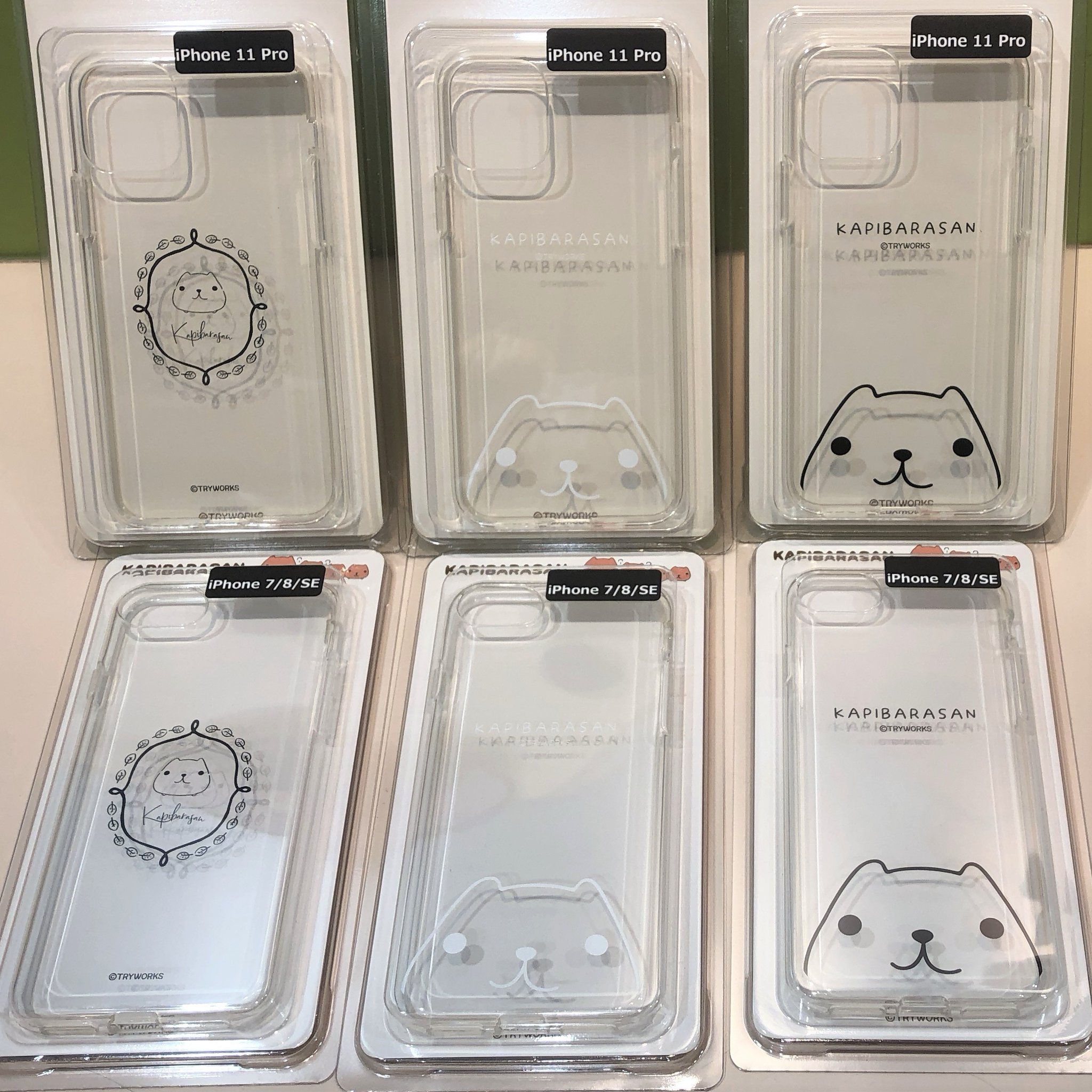 カピバラさんキュルッとショップ東京駅店 公式 新商品 こちらも本日入荷の Iphoneケースです 対応機種は Iphone7 8 Se X Xs Xr 11 11proの５種類 カピバラさんが顔をのぞかせている シンプルで使いやすいクリアデザインです Iphone