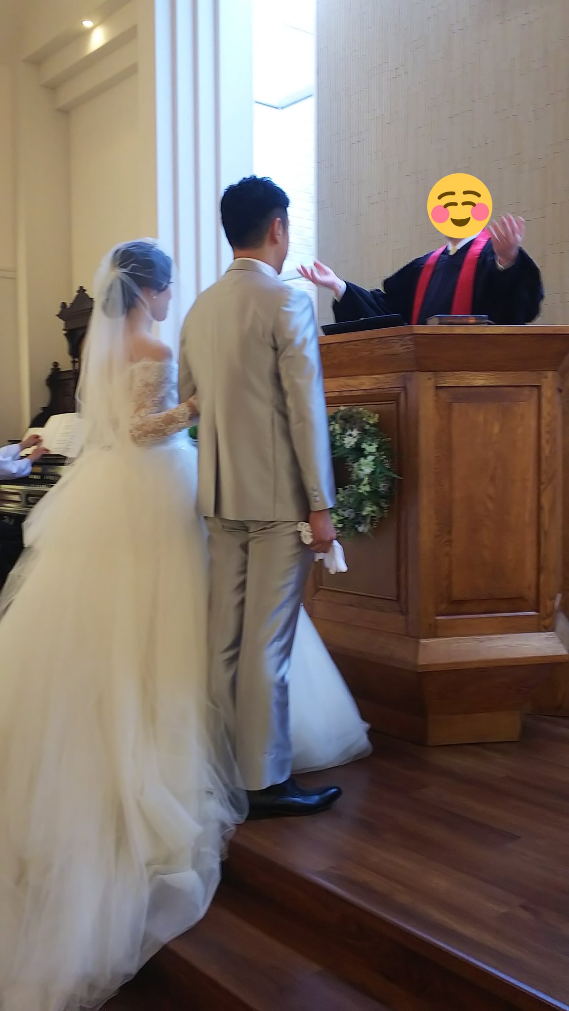 けーし 結婚式終了 義妹のウェディングドレス姿本当に綺麗だった 弟の警察官儀礼服もとてもスタイリッシュで 式中 何かが降りてきたように急に涙が込み上げてきた コロナ禍で一度は延期 また緊急事態宣言で披露宴なしの式ではあったけど ２人を無事