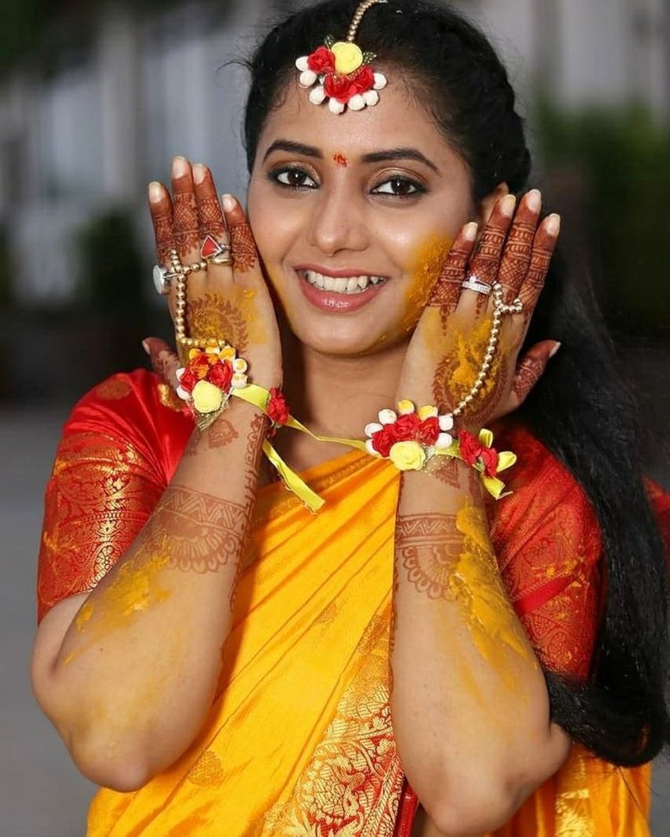 MarathiStars's tweet photo. शर्वरीला लागली हळद😍😍
.
.
.
@sayali_sanjeev_official
#shubhmangalonline #marathistars #sayalisanjeev #suyashtilak
#haladiceremony #marathiwedding #weddinglook #colorsmarathi #marathitvserial #marathisaaj #marathifashion https://t.co/IFwUIG1zF6