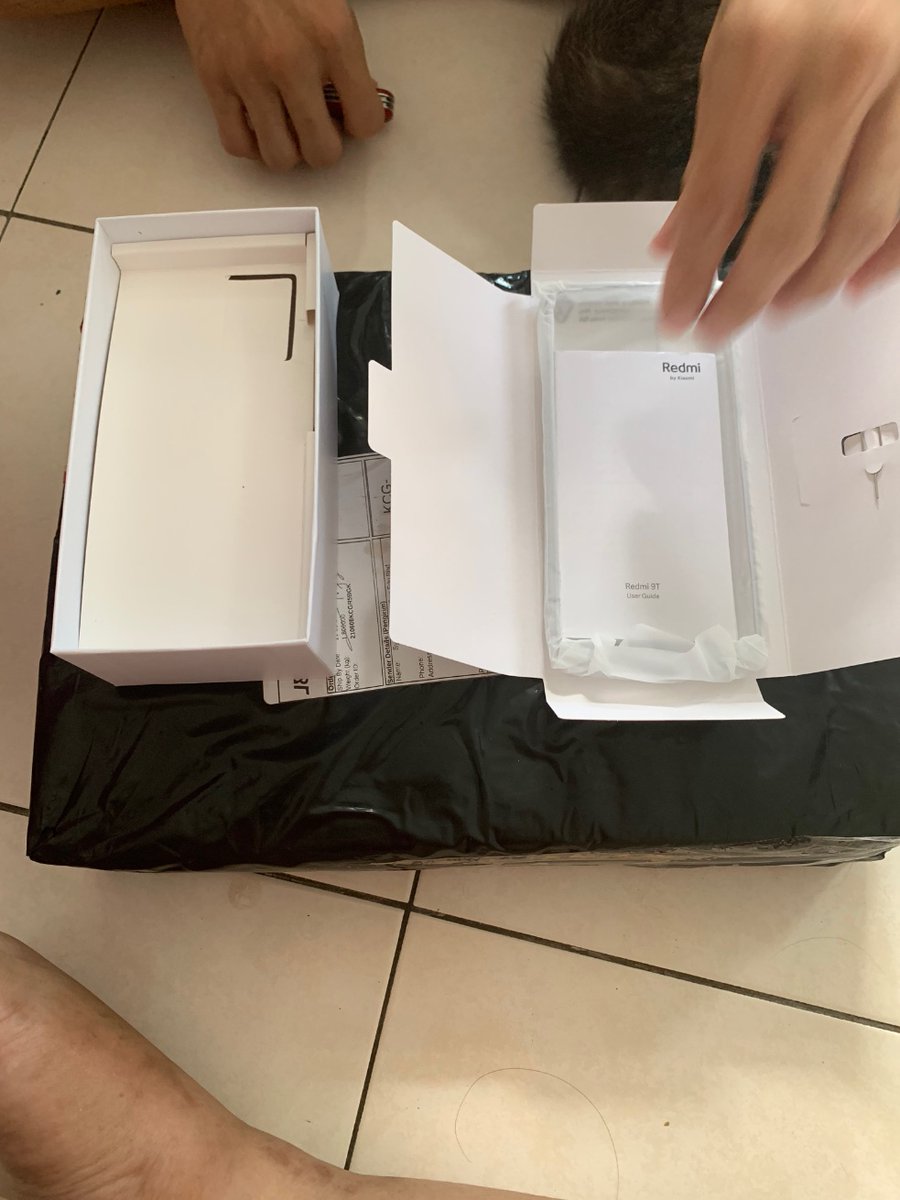 jules12anne's tweet photo. Beli phone utk anak through Shopee. Dapat kotak kosong. Thanks @jtexpresss dan semoga mati pucuk orang yang curik tu https://t.co/pOj9Lr2Pqj