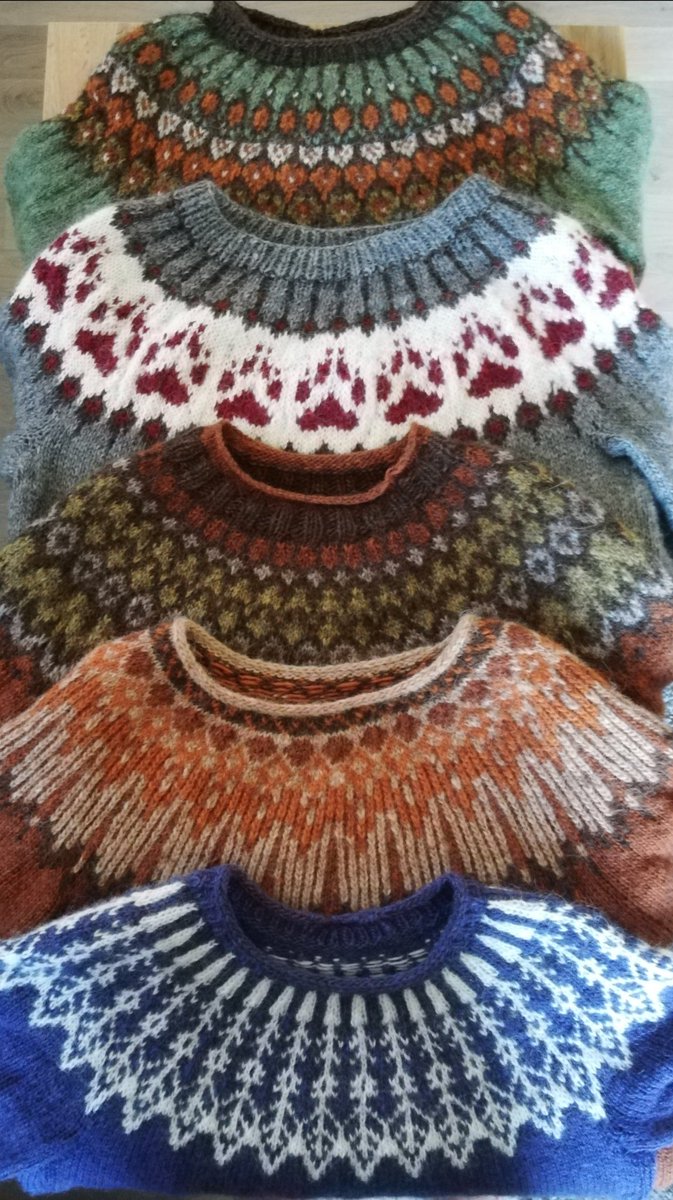 hilputin's tweet photo. Oman elämäni positiivisin korona-ajan mukanaan tuoma ajanviete on neuloosi. Suomessa jo ilmiöksi noussut kaarrokeneuleiden tekeminen vei mukanaan. https://t.co/QHKv4i7UQ8