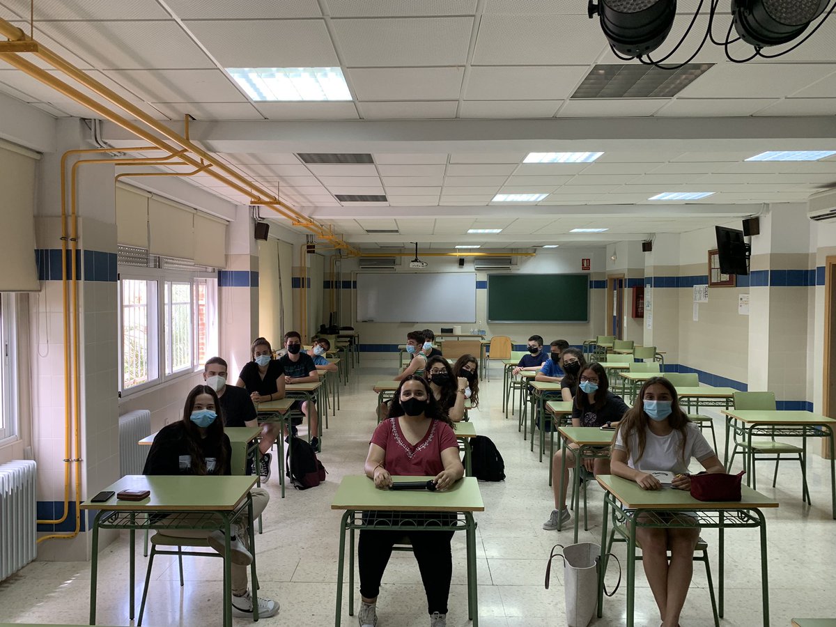 IesCanonigo's tweet photo. Ya han terminado las exposiciones de #Programatuobra👏👏👏todo genial y gracias a @l_caleidoscopio @FECYT_Ciencia al Ayuntamiento de Crevillent, que lo han hecho posible, y a la presentadora @raquelsastrecom que estuvo fantástica!! ❤️ y a nuestro alumnado, siempre!!! 👏👏👏👏 https://t.co/Xirysm61XY