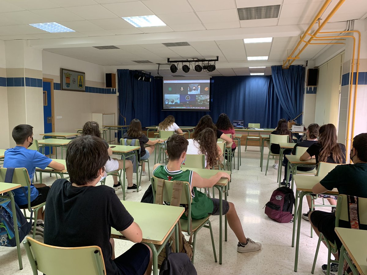 IesCanonigo's tweet photo. Ya han terminado las exposiciones de #Programatuobra👏👏👏todo genial y gracias a @l_caleidoscopio @FECYT_Ciencia al Ayuntamiento de Crevillent, que lo han hecho posible, y a la presentadora @raquelsastrecom que estuvo fantástica!! ❤️ y a nuestro alumnado, siempre!!! 👏👏👏👏 https://t.co/Xirysm61XY