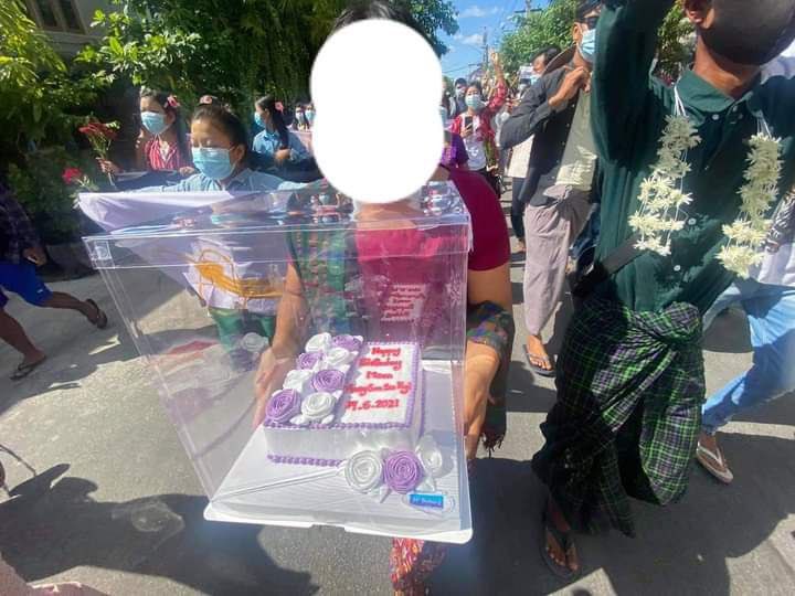 YarZarA03927924's tweet photo. Mandalay City: Various protest rallies combined forces and paraded with flowers worn in their hairs to mark 76th Birthday of our true leader, Daw Aung San Suu Kyi, and to demonstrate Freedom of Fear. #WhatsHappeningInMyanmar #June19Coup #76FlowerStrike https://t.co/arxFYH7Zrp