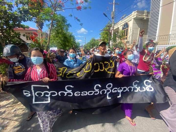 YarZarA03927924's tweet photo. Mandalay City: Various protest rallies combined forces and paraded with flowers worn in their hairs to mark 76th Birthday of our true leader, Daw Aung San Suu Kyi, and to demonstrate Freedom of Fear. #WhatsHappeningInMyanmar #June19Coup #76FlowerStrike https://t.co/arxFYH7Zrp