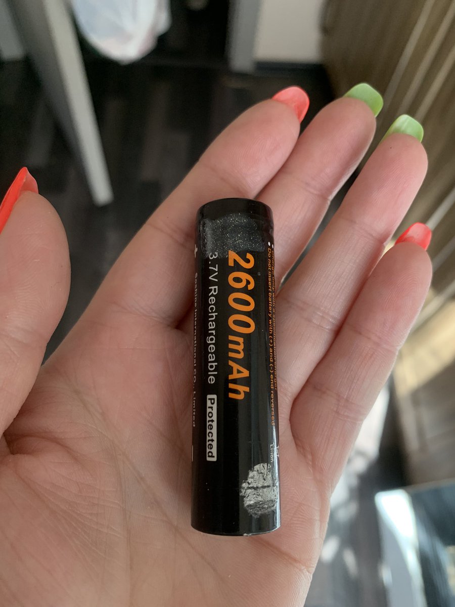 #ЛА, дорогие мои, кто приезжал на поиск Тавика, посмотрите у себя пожалуйста, вы случайно сдали регистратору ваш аккум вместо моего. У вашего есть метки. #хозяиннайдись. Мой Аккум или в белой обертке, или такой же как ваш, но 3100-3400 mAh