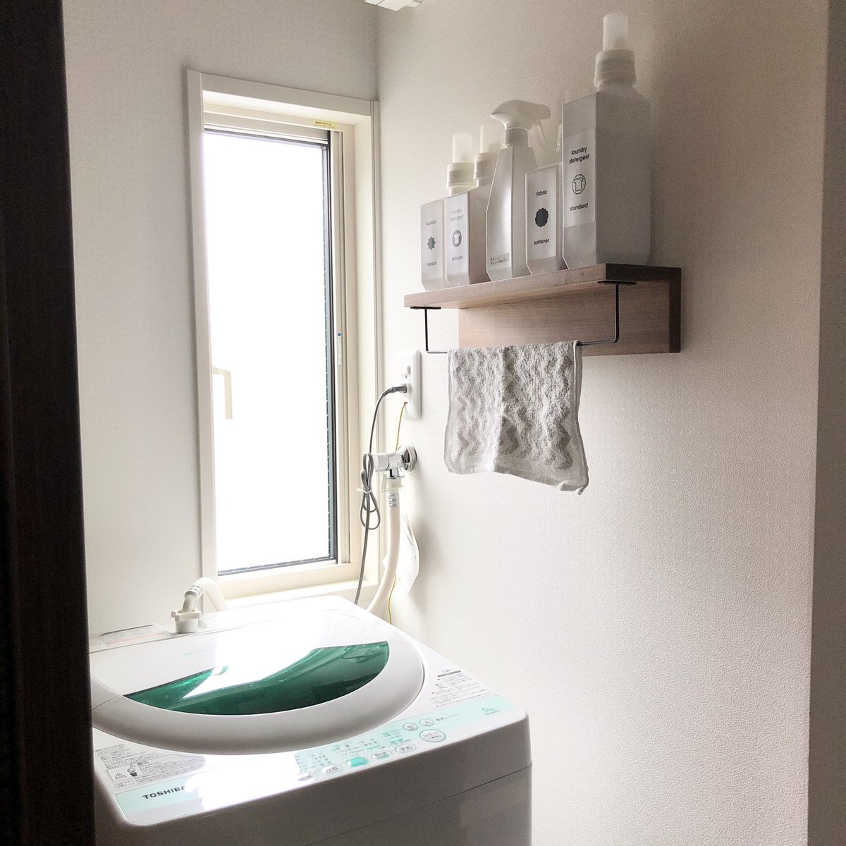 ট ইট র きゃみ 今回は洗剤置き場でした 雑巾を干す場所が欲しかったのでセリアのアイアンバーを取り付けた 洗剤の液だれが直接付くよりはいいかな と天面には余っていた幅広マステを貼りました 耐荷重3kgで ボトル全部満タンにすると超えそうなので気を