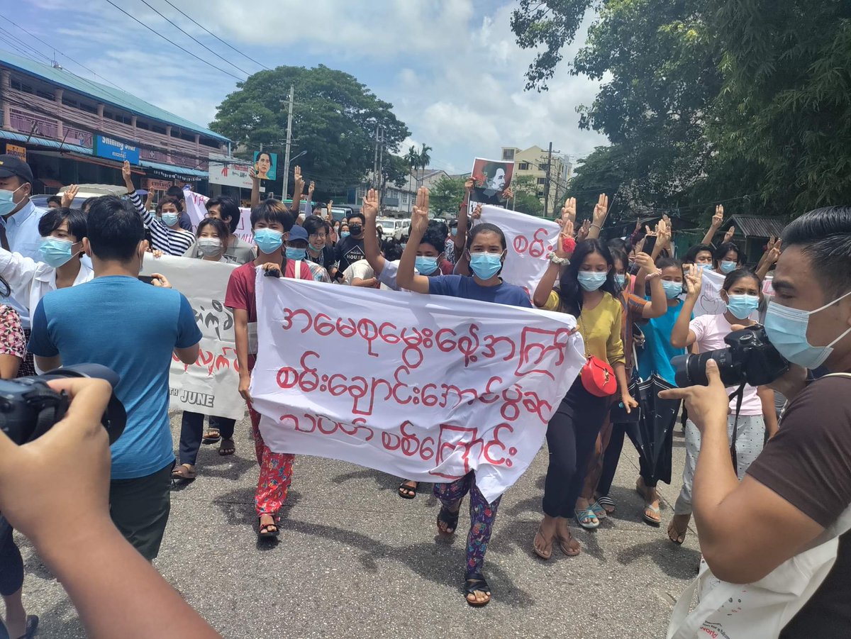 Yangon, June 19

Anti-Coup guerilla protest in Yangon on Daw Aung San Suu Kyi's 76th birthday-June 19.

#76FlowerStrike
#June19Coup
#WhatsHappeningInMyanmar