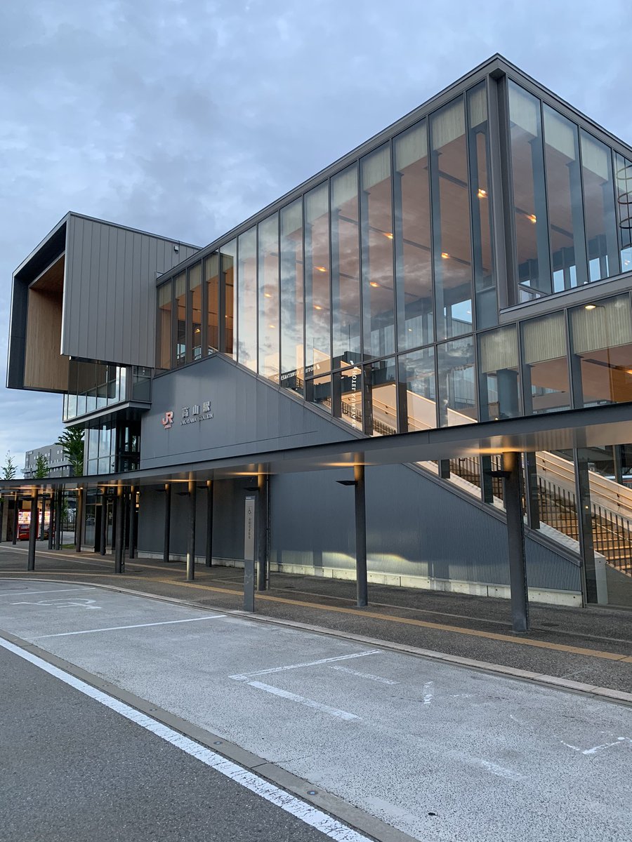 高山本線の高山駅へ行った。高山本線と高山市の代表駅として賑わい