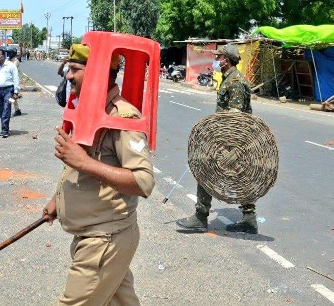 jaif_rohit's tweet photo. 7 वर्षों में देश के विकास की तस्वीर 👇

Pic 1: सांसदों को कपड़े धुलवाने के रोज मिलते हैं ₹600
Pic 2: पुलिस के लिए संसाधन खरीदने के लिए सरकार के पास पैसे नहीं @HansrajMeena @Ravish_125 @ArvindKejriwal @RahulGandhi @INCIndia https://t.co/4xqIsQ0RBP