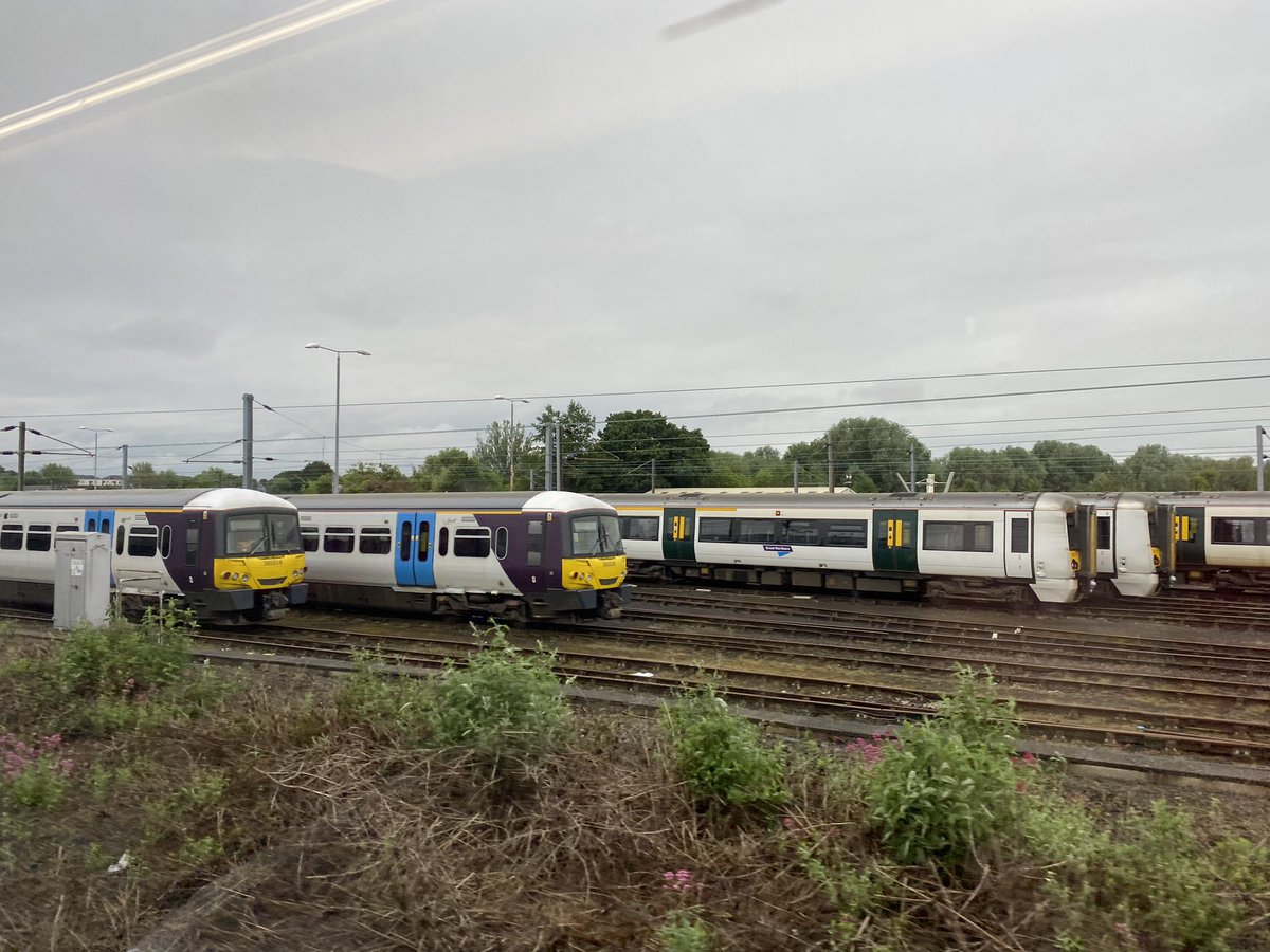 OMtheRails's tweet photo. Always saddens me approaching Peterborough from London these days - the remainder of GN’s 365 fleet at Peterborough sidings #pandown ⚡️⬇️, awaiting their inevitable fate of storage. https://t.co/HiwuO1CF2Q
