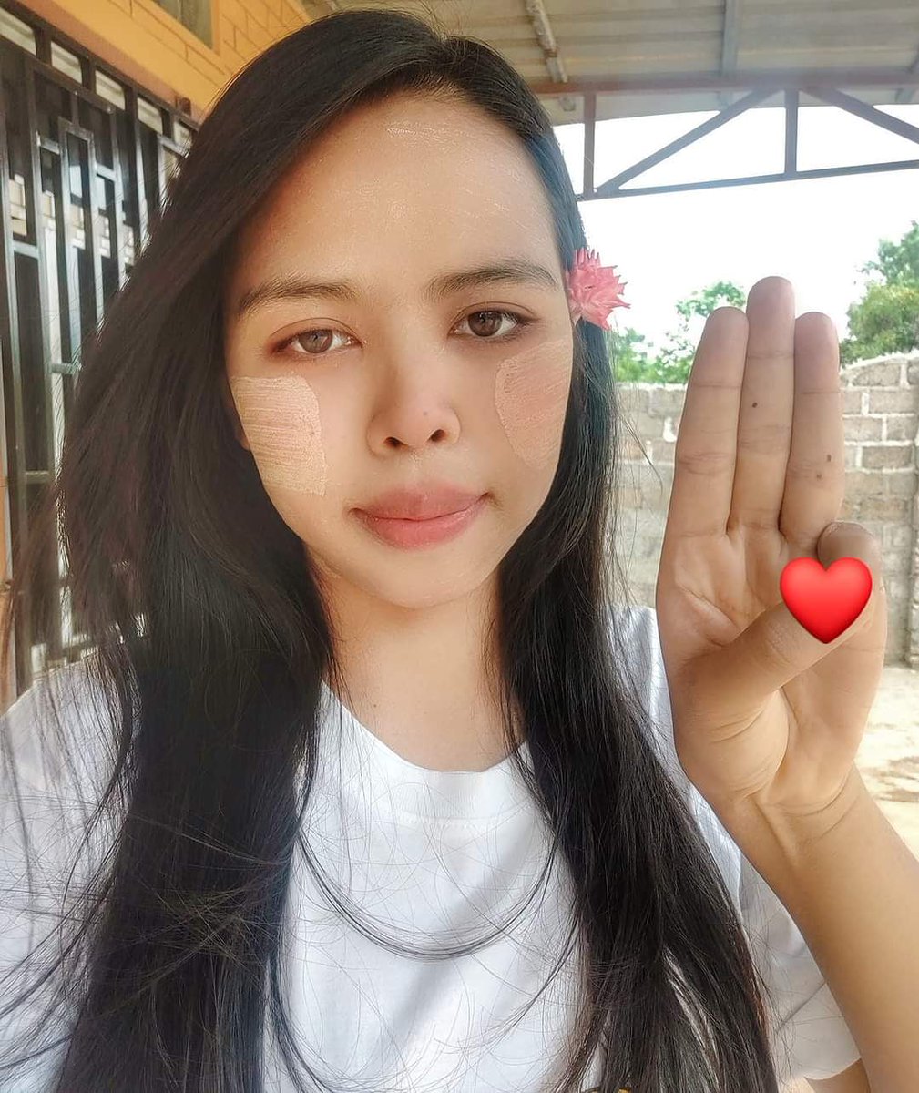 ဗေဒါပျံအံကိုခဲ ပန်းပန်လျက်ပဲ... 

May our leader be healthy in her 76th birthday.. ❤️

#76thBirthday
#FreeOurLeaderDawAungSanSuuKyi
#WhatsHappeninginMyanmar
#FlowerStrikeMyanmar
