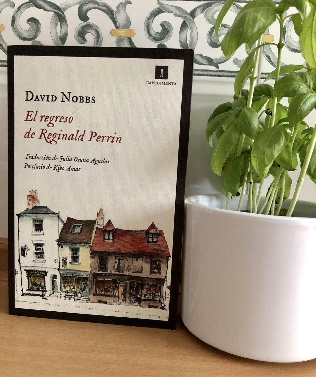 Contraejemplo's tweet image. “Era tal el silencio que se habrían oído caer hasta las acciones de una empresa de alfileres”. 😁
Genialidades de David Nobbs en “El regreso de Reginald Perrin”
#HumorInglés #LibrosRecomendados