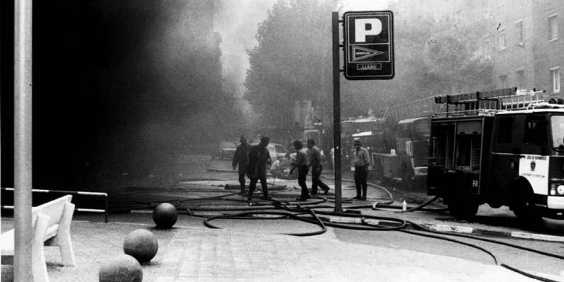 🔴Se cumplen 34 años desde que Eta perpetró una de las peores matanzas de su historia: activó un coche bomba en el aparcamiento de Hipercor de Barcelona, provocando 21 muertos y 45 heridos. Cifras que conviene recordar. No olvides lo inolvidable. [ABRIMOS HILO]👇
