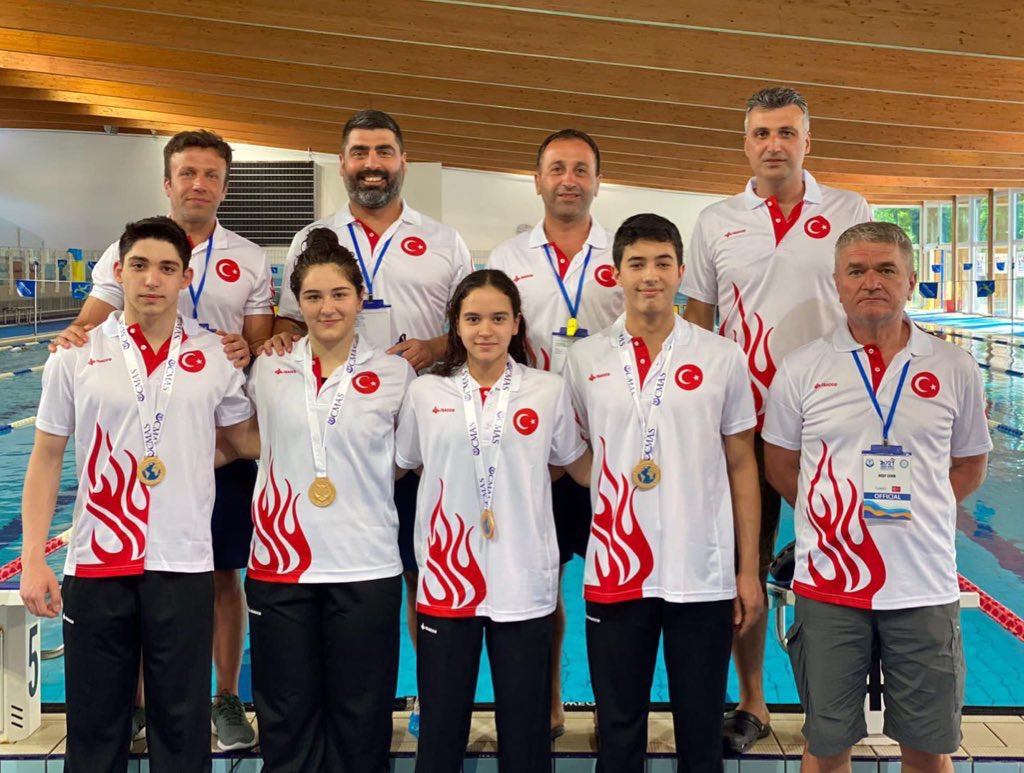 AliYerlikaya's tweet photo. Kaan Kahraman, 
Beril Ülker, 
Zeynep Erbil ve 
Emir Yiğit👏👏👏

Bravo çocuklar💐

Paletli yüzmede genç milli sporcularımız, #İtalya’daki şampiyonada🏊‍♂️

4x50 metre mix bayrak yarışında DÜNYA ŞAMPİYONU oldu🇹🇷

Antrenörleriniz ve sizlerle gurur duyuyoruz.

#cumartesi https://t.co/iKKr1MmaQ7