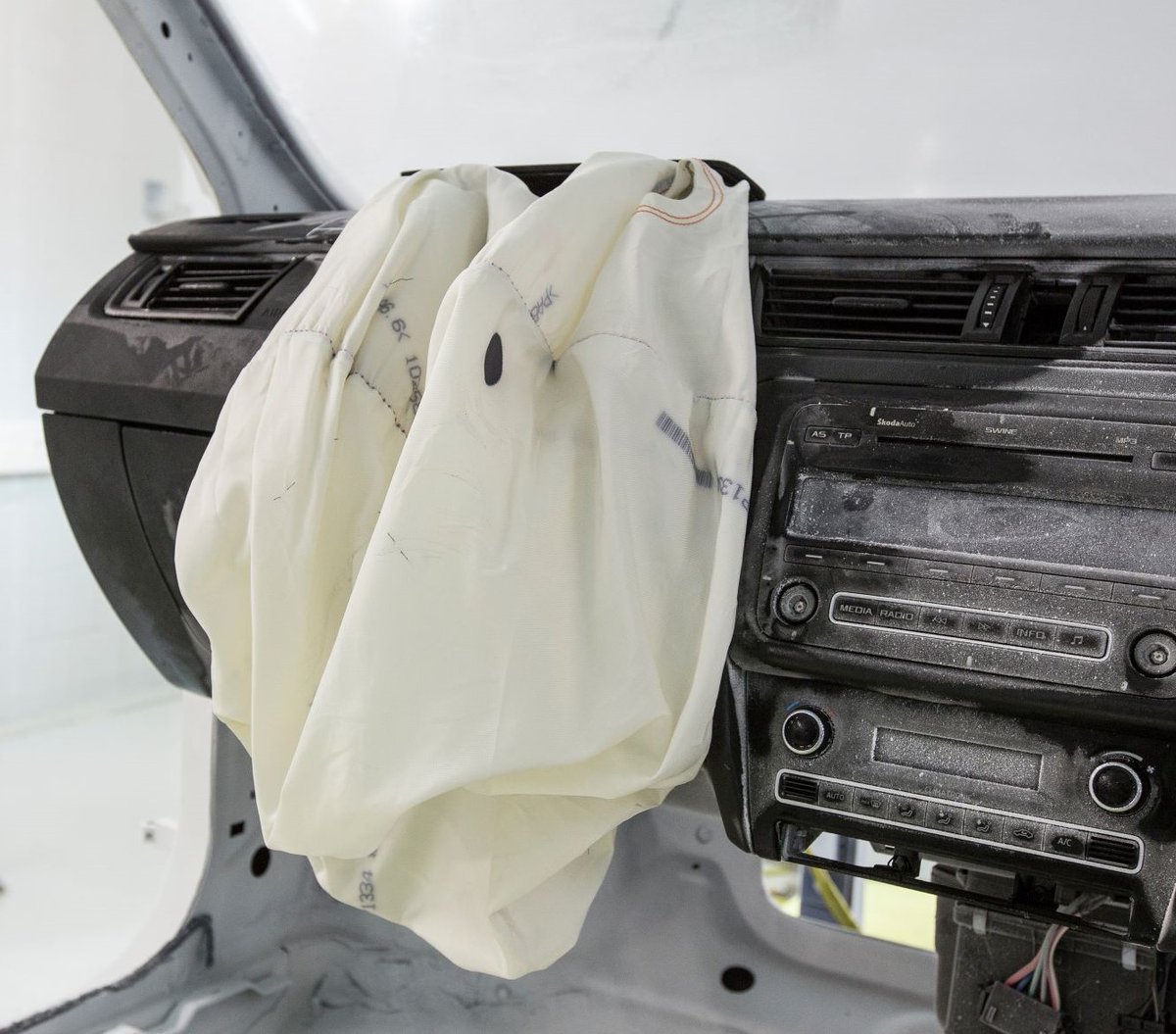 YanfengGermany's tweet photo. Die Qualität unserer Produkte ist entscheidend! Ob Sicherheitsgurt oder Airbag - alles muss perfekt funktionieren. Deshalb testen wir 24 Stunden am Tag in unserem Hightech-Airbag-Testzentren in Neuss. Für mehr Sicherheit im Straßenverkehr.
#WeAreYF #tagderverkehrssicherheit https://t.co/dLf0BQDyfw