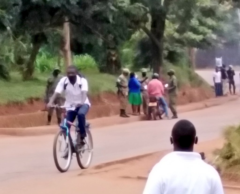 andrewbagala's tweet photo. This boda guy had just picked a nurse from China-Uganda Friendship Hospital-Naguru and they were stopped by security personnel a few metres away.
The nurse was told to disembark and walk.
They told her President did not talk about carrying medics, but patients.
#MonitorUpdates https://t.co/cxLfhSHyYm
