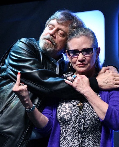 MarkHamill's tweet image. I congratulate &amp;amp; salute all 38 new #HollywoodWalkOfFame honorees-Welcome to the neighborhood!
Much love &amp;amp; a very special 1-finger salute to the incomparable, hilarious &amp;amp; irreverent force of nature that was my space sis Carrie Fisher.❤️ Her star will blaze from here to eternity.🌠